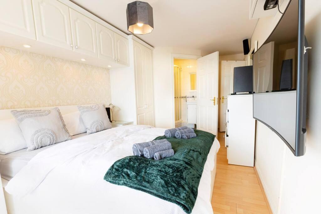 Stunning Views And City Side-Belfast City-2 Bedroom-5 Guests-Wifi & Parking Экстерьер фото