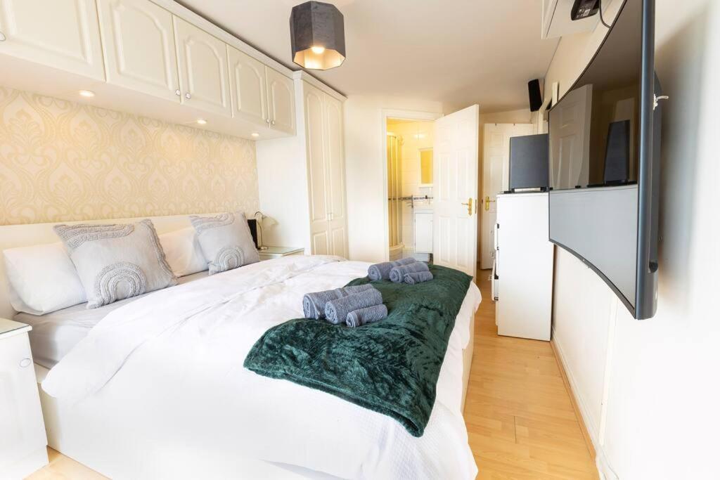 Stunning Views And City Side-Belfast City-2 Bedroom-5 Guests-Wifi & Parking Экстерьер фото