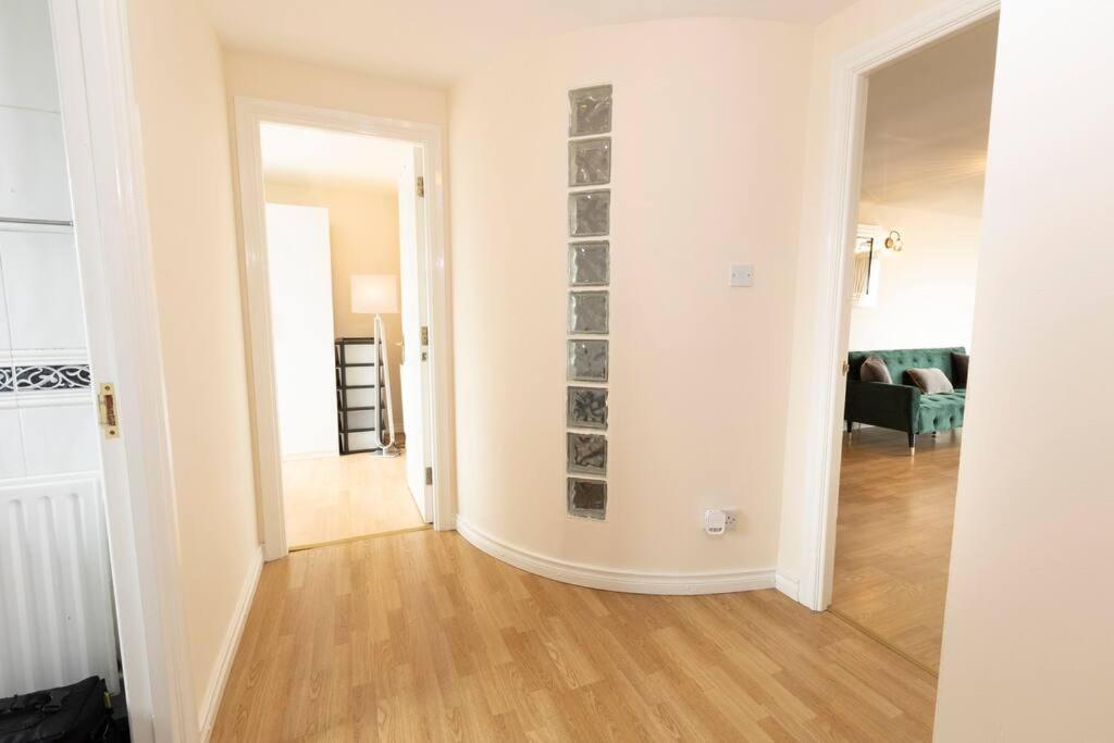 Stunning Views And City Side-Belfast City-2 Bedroom-5 Guests-Wifi & Parking Экстерьер фото