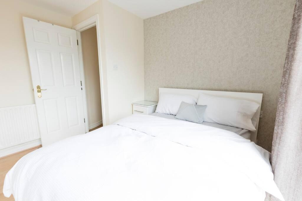 Stunning Views And City Side-Belfast City-2 Bedroom-5 Guests-Wifi & Parking Экстерьер фото