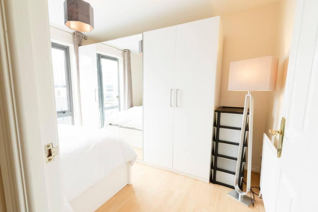 Stunning Views And City Side-Belfast City-2 Bedroom-5 Guests-Wifi & Parking Экстерьер фото